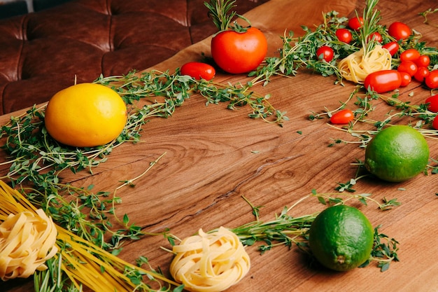 Składniki świeże na blacie kuchennym